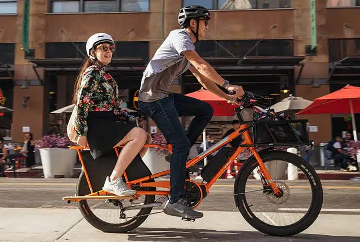 yuba_bikes_cargo_kombi_E5_orange_couple-1