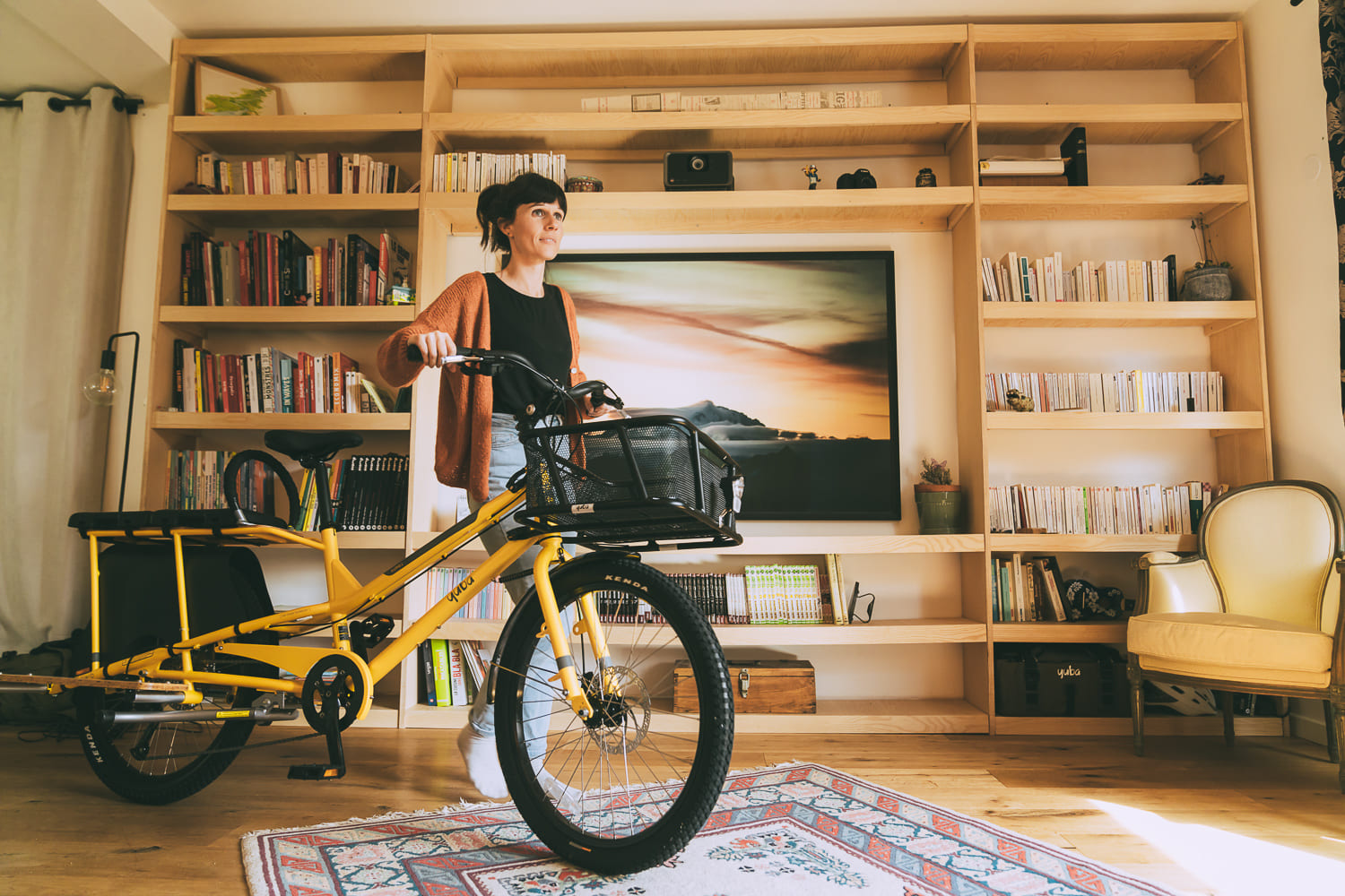 yuba_bikes_kombi_yellow_apartment_sideboards_breadbasket_woman-1-2