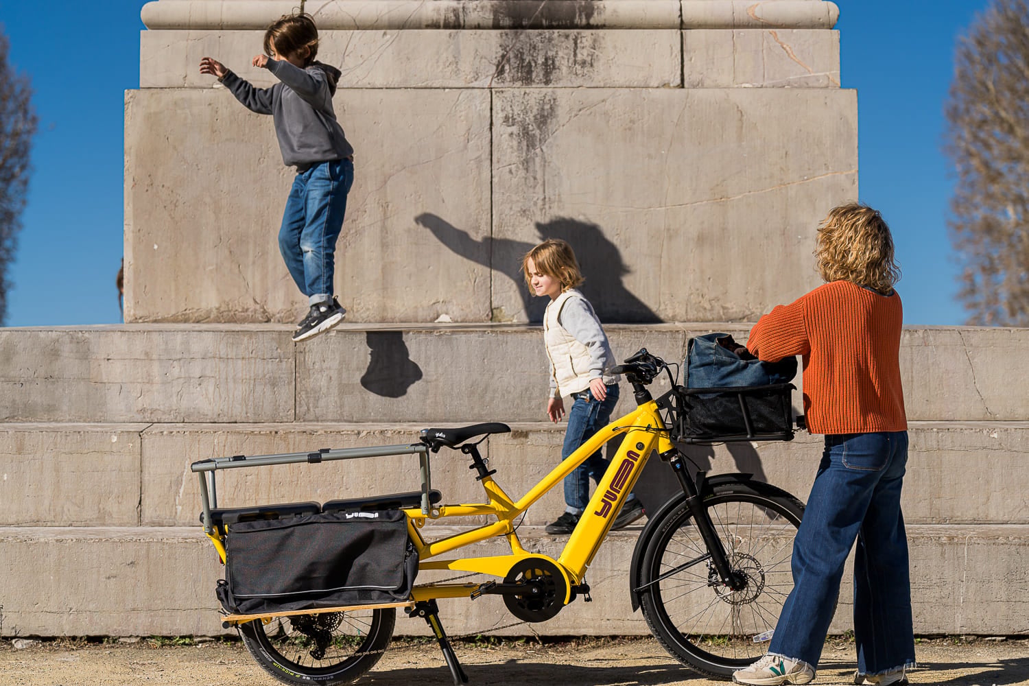 yuba_bikes_lifestyle_spicy_curry_helloyellow_stuffrack_monkeybars_sideboards_2gobags_softspot_kids_family_sideview4-1-2